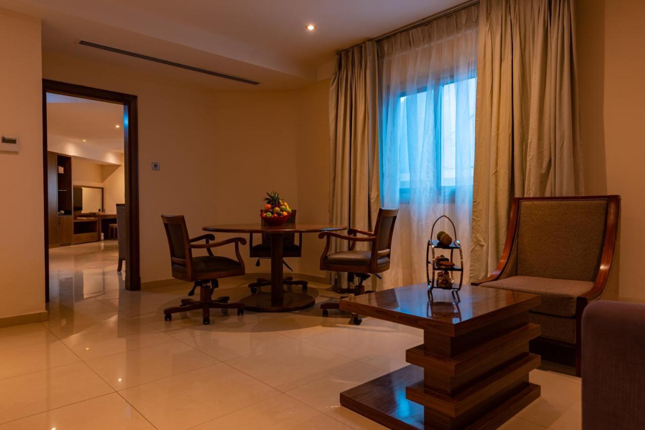 Pyramid Continental Hotel Djouba Extérieur photo